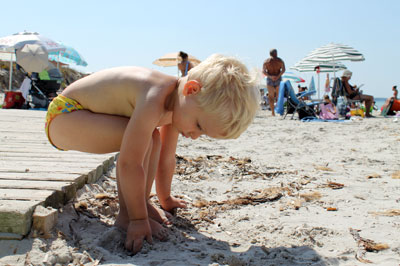 La Bionda gioca sulla spiaggia